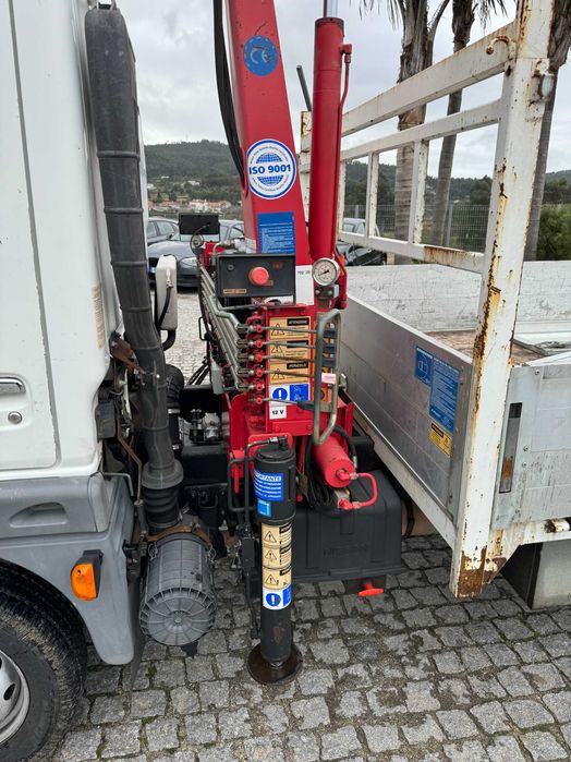 Carrinha Nissan Cabstar com grua