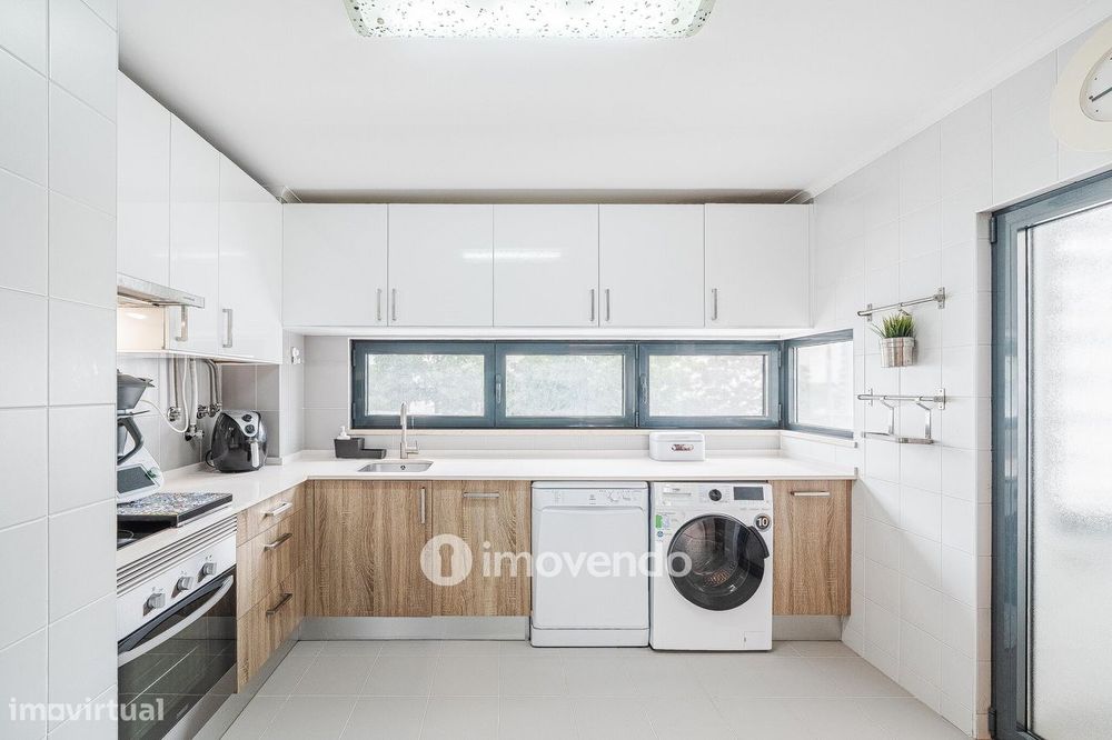 Apartamento T3, com estacionamento e terraço, em Loures