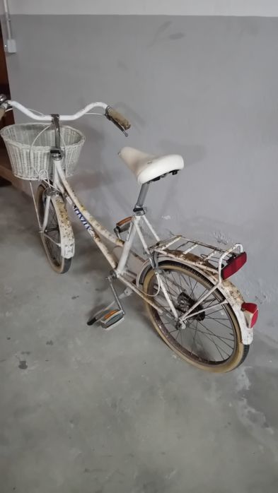 Bicicleta de senhora ou menina  com cesta