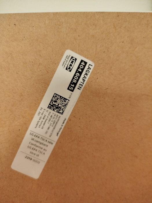 Tampo de mesa IKEA Lagkapten, 2 pernas IKEA Olov e suporte para prender a mesa à estante Kallax.
