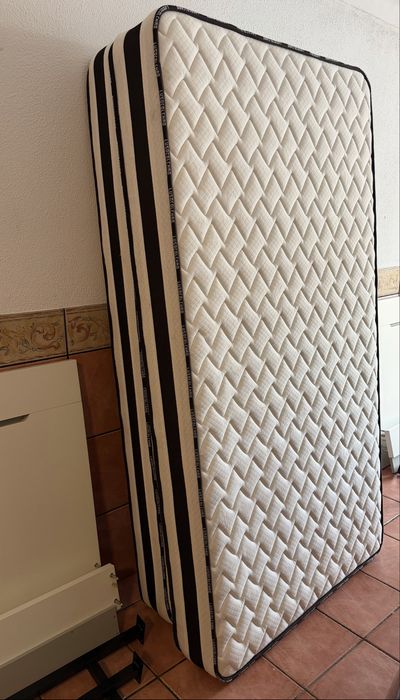 2 Camas de solteiro completas com led e 1 mesa de cabeceira