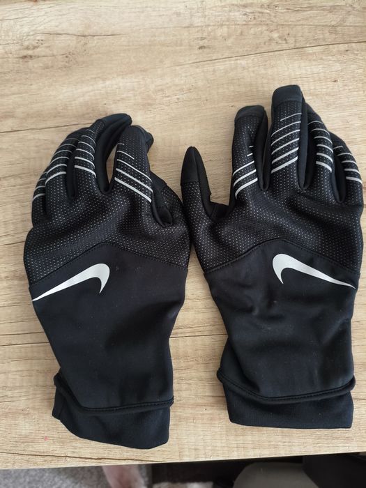 Рукавиці спортивні — це модель Nike Therma-FIT.