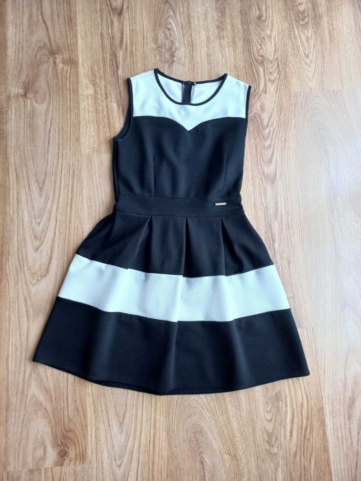 Sukienka czarna z białymi wstawkami elegancka 158