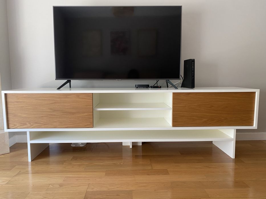 Movel de TV em carvalho mel e lacado a branco