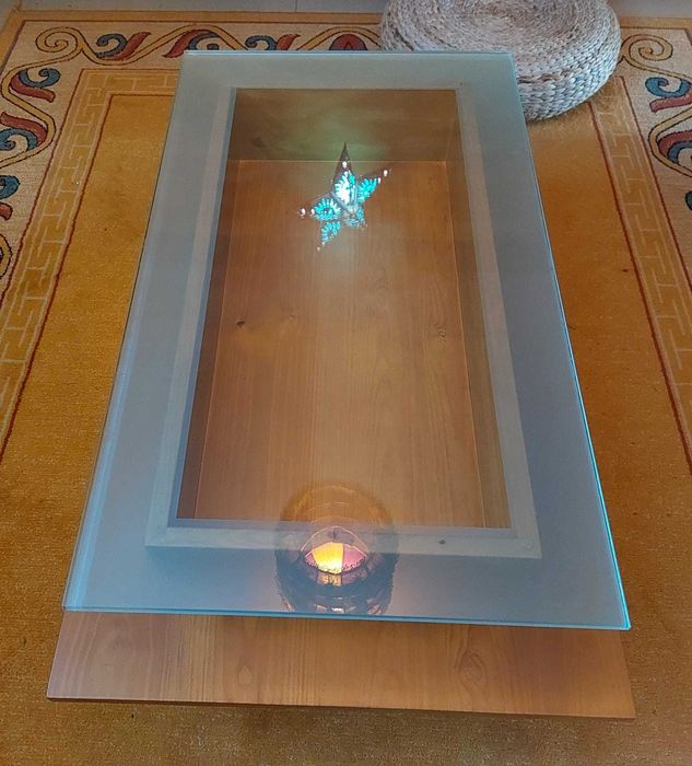 Mesa de centro em pinho mel 1,05mx65 cm com tampo em vidro