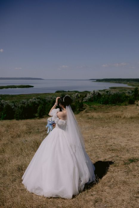 Розкішна весільна сукня кольору айворі