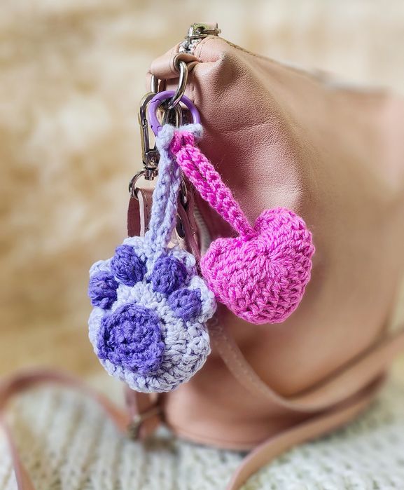 Антистресс брелочки в виде собачьей лапки и сердечка ручной работы