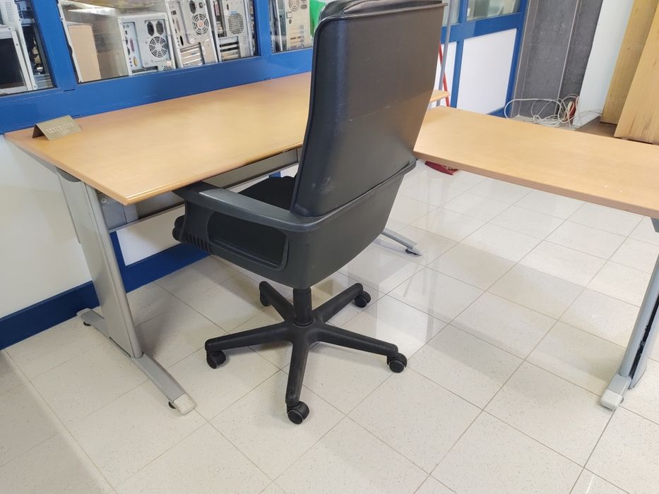 Corner secretary desk measuring 140x175 cm. The main secretary desk measures 140x8064584980976641120