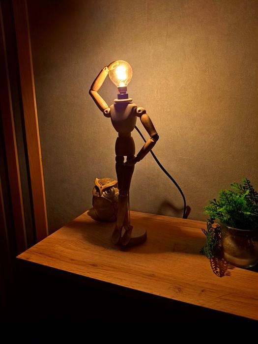 Manequim articulado com luz ambiente.