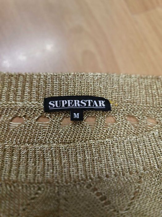 Sweter z złota nitką