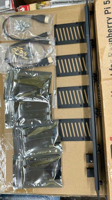 GeeekPi RS01 1U dla Raspberry Pi 5/4B z 4PCS RSP11 PCIe na M2 NVMe SSD