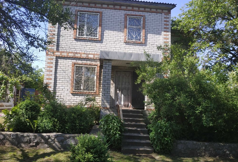 Продається садиба  - дім 2 поверхи, гараж, басейн, чудовий ланшафт