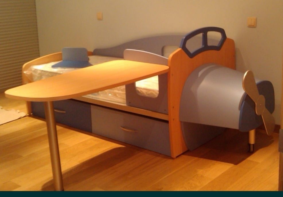 Cama de criança em  forma de avião