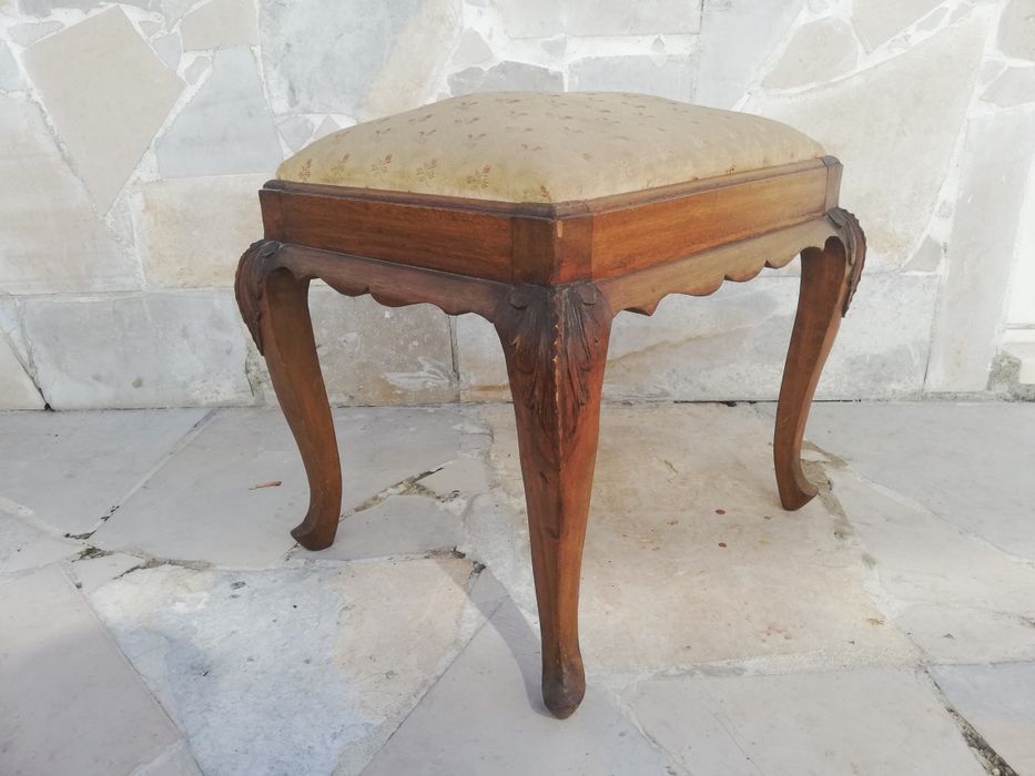 Conjunto vintage de cadeira e banqueta estilo Queen Anne
