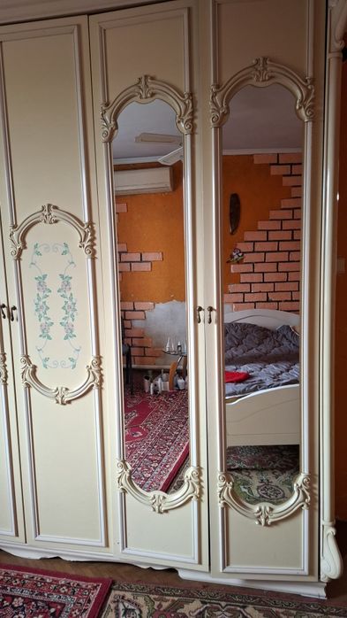 Шафа с дзеркалами