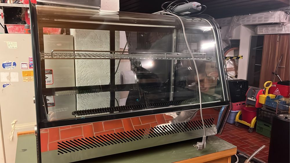 Вітрина холодильник для випічки , десертів
