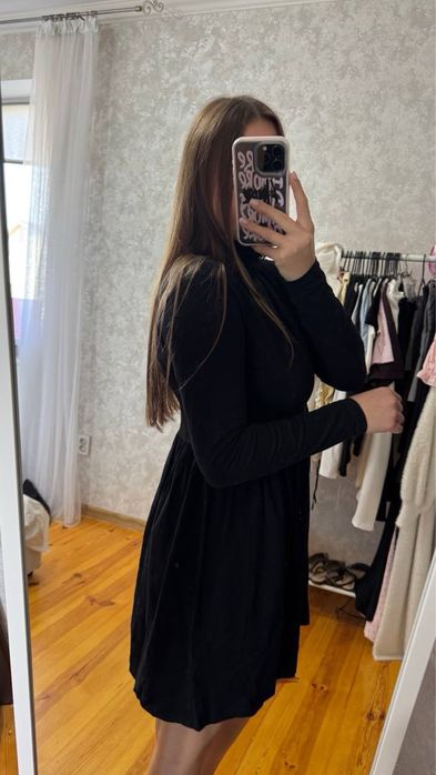 Чорна сукня з довгим рукавом