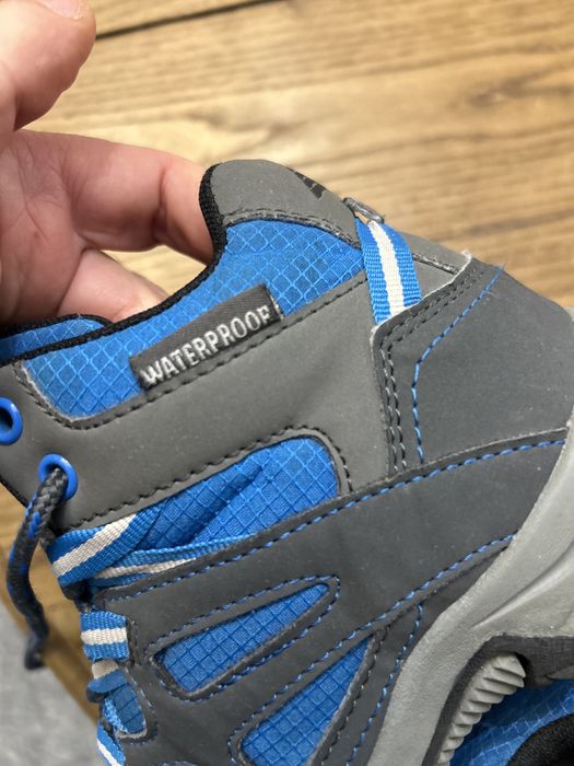 Botas 32 prova de agua montanha azuis