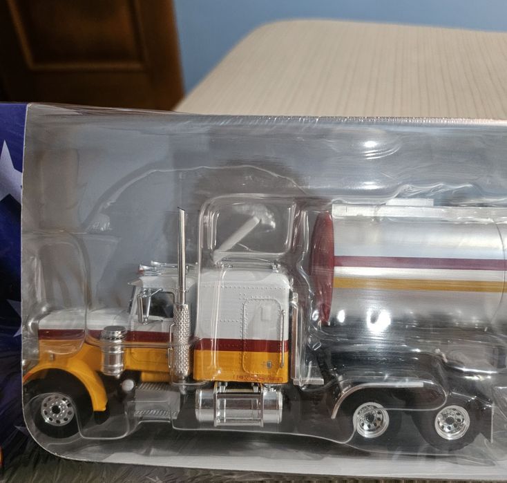 Camião Peterbilt 359 com Cisterna Shell 1/43