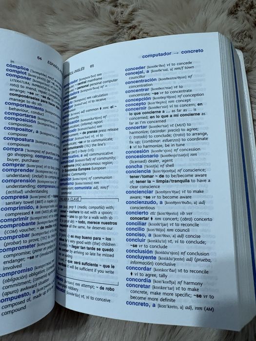 Słownik hiszpańsko-angielski i angielsko-hiszpański.