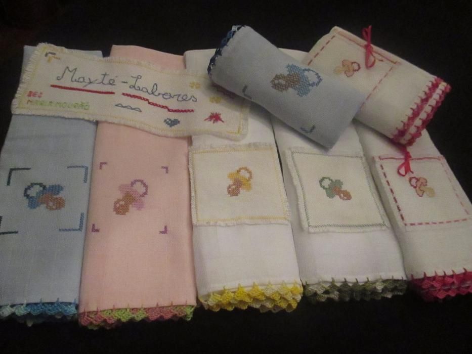 Fralda para bebé com renda e motivo bordado a ponto de cruz