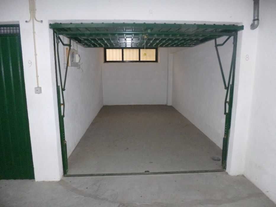Aluga-se Garagem Box