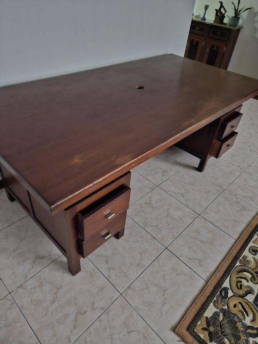 Vendo Secretária em bom estado com 4 gavetas de apoio