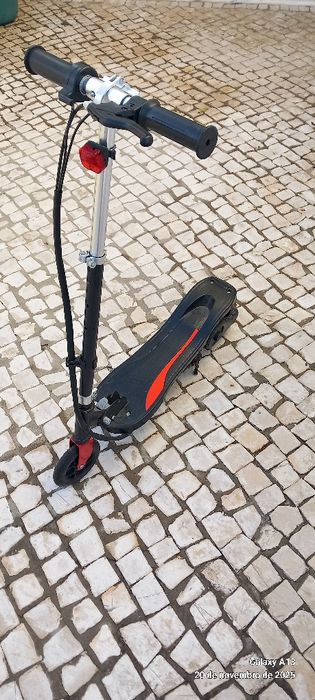 Trotineta elecrica preta.