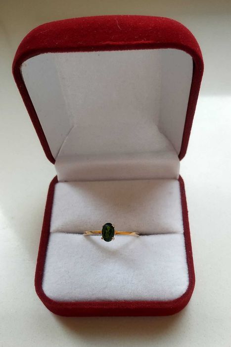 Pierścionek ze złota z chromowym diopsydem.
