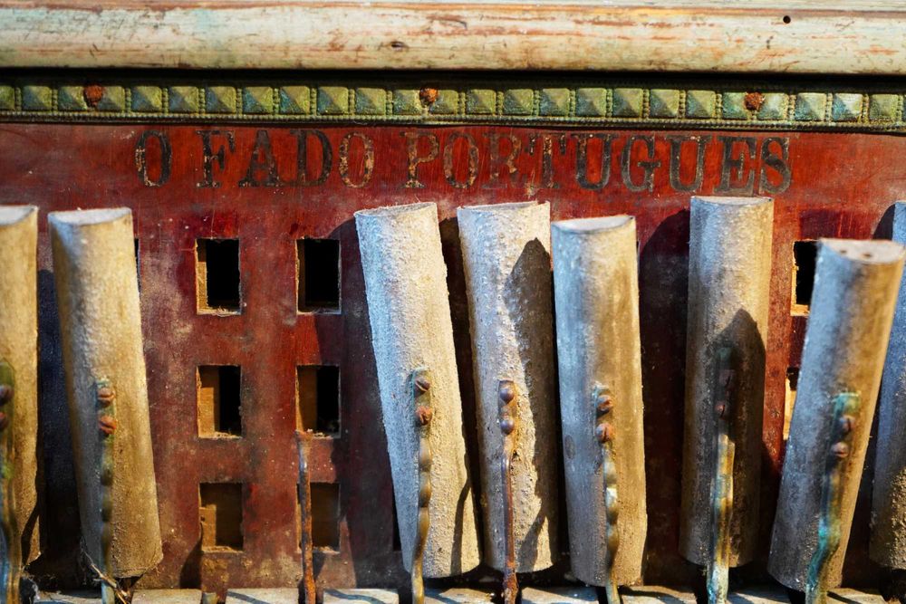 Concertina / Harmónio com quase 150 anos. Insc. " O Fado Português "
