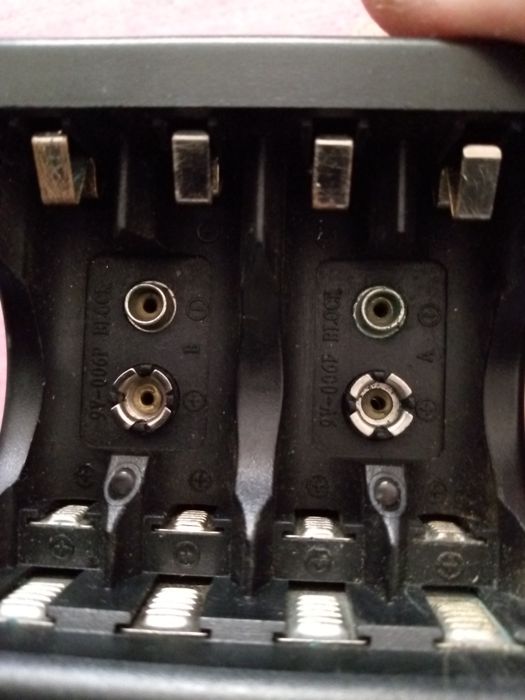 Зарядний пристрій для акумуляторів пальчикових середніх і великих і к