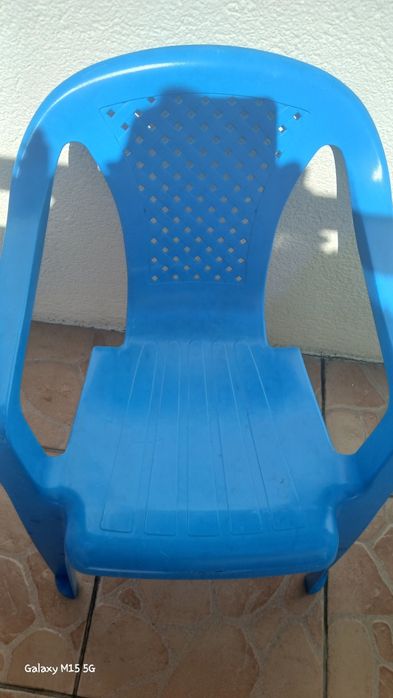 Plastikowe krzesełko dziecięce na taras