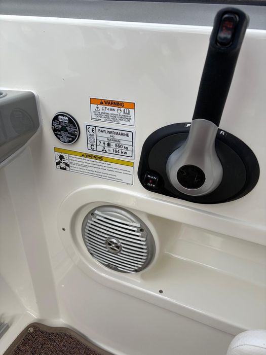 Łódź motorowa Bayliner 642 CUDDY w zestawie z przyczepa