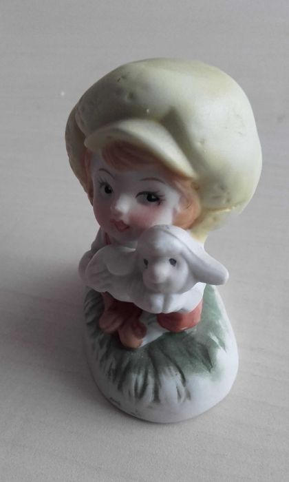 Figurka ceramiczna dziewczynka z owieczką
