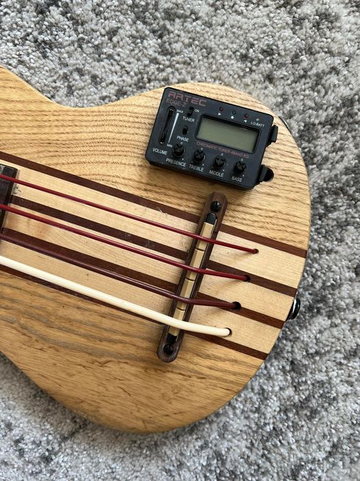 Mahalo Solid Ukulele Elektryczne Basowe z przetwornikiem i futerałem