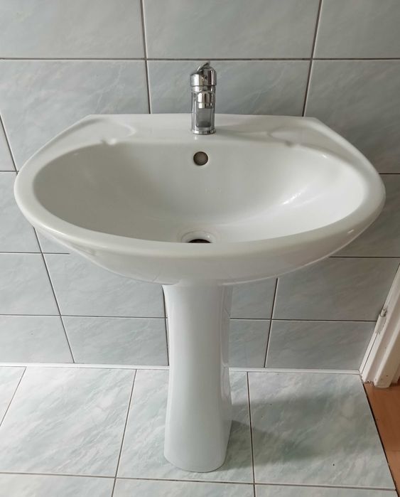 Umywalka z nogą i baterią.