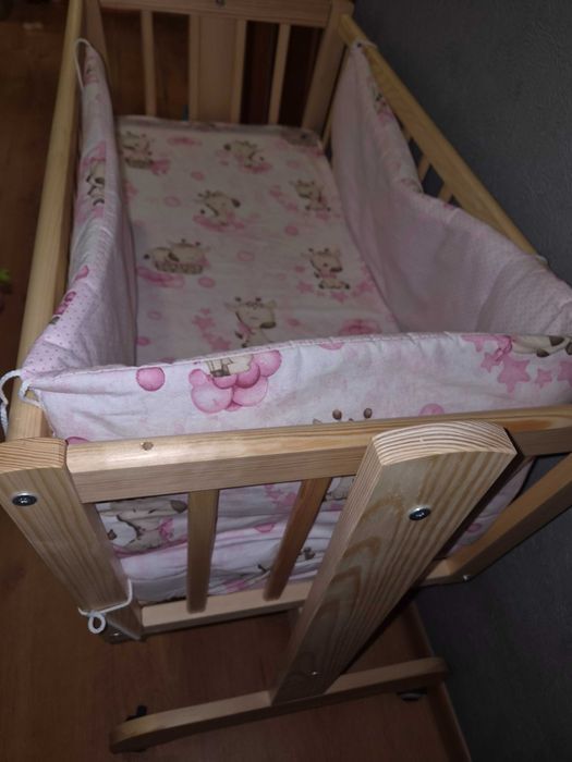 Kołyska niemowlęcą z wyposażeniem