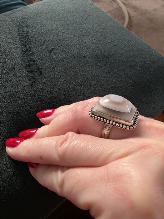 Okazały pierścionek z kamieniem