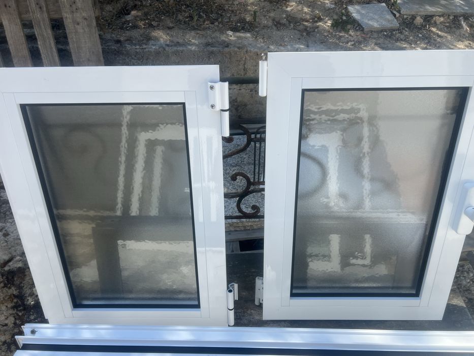 Janelas em alumínio com vidro duplo, isolamento térmico e oscilobatente