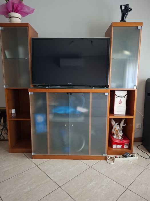 Móvel de sala com 2 torres laterais.