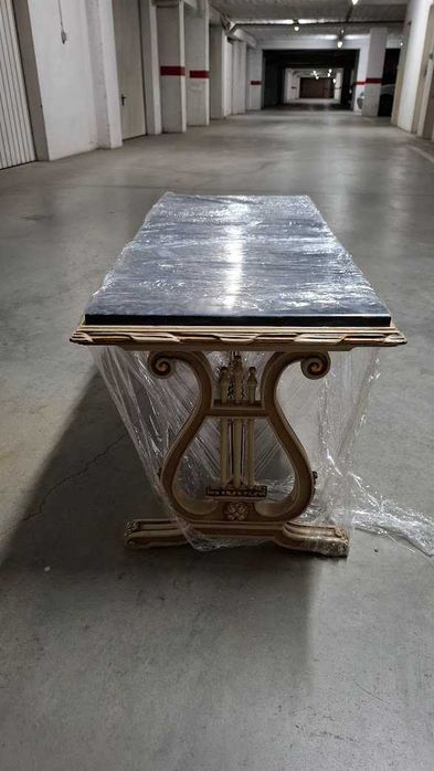 Mesa com tampo em mármore