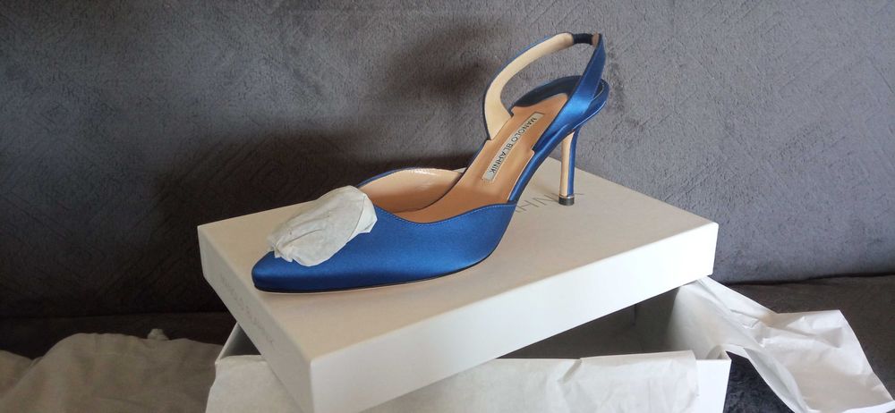 Manolo Blahnik czółenka niebieskie Hangisi 70