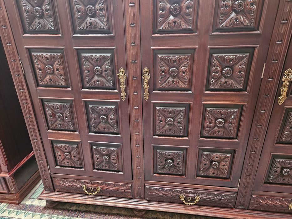 Roupeiro de três portas em madeira trabalhada - Com chave e espelho - óptimo estado geral