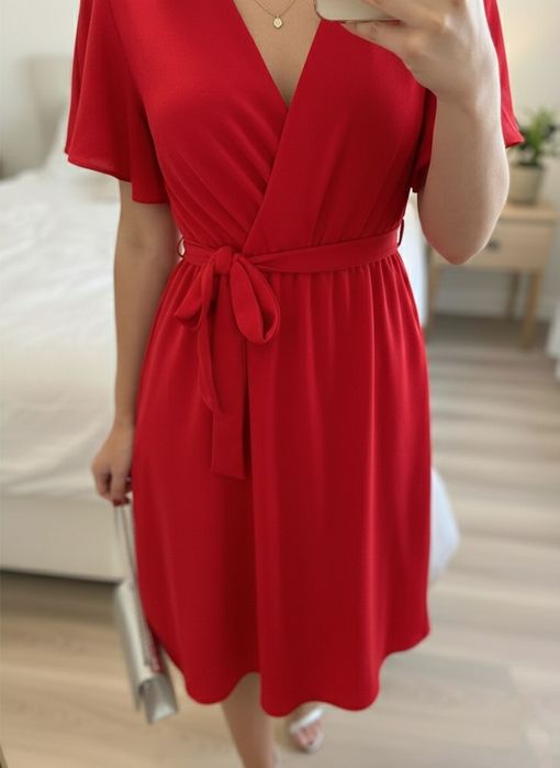 Wyjściowa zwiewna sukienka z kopertowym dekoltem