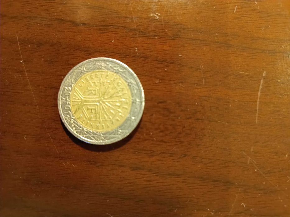 Moeda de 2 euros francesa do ano 2001 com erros de cunhagem