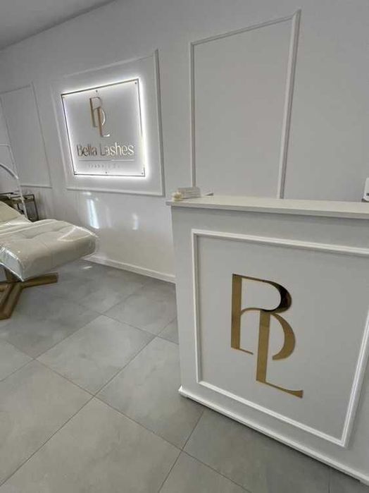 Lada sztukateria recepcja biurko salon butik