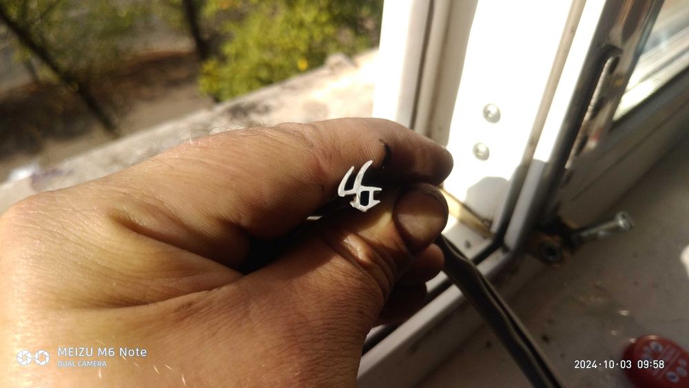 Замена оконного резинового уплотнителя .