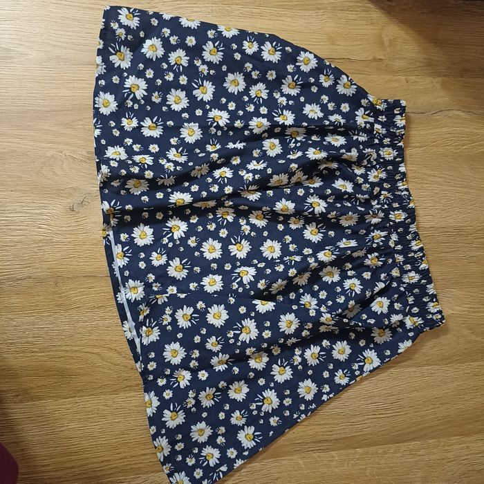 Rozkloszowana spódniczka w stokrotki Cropp