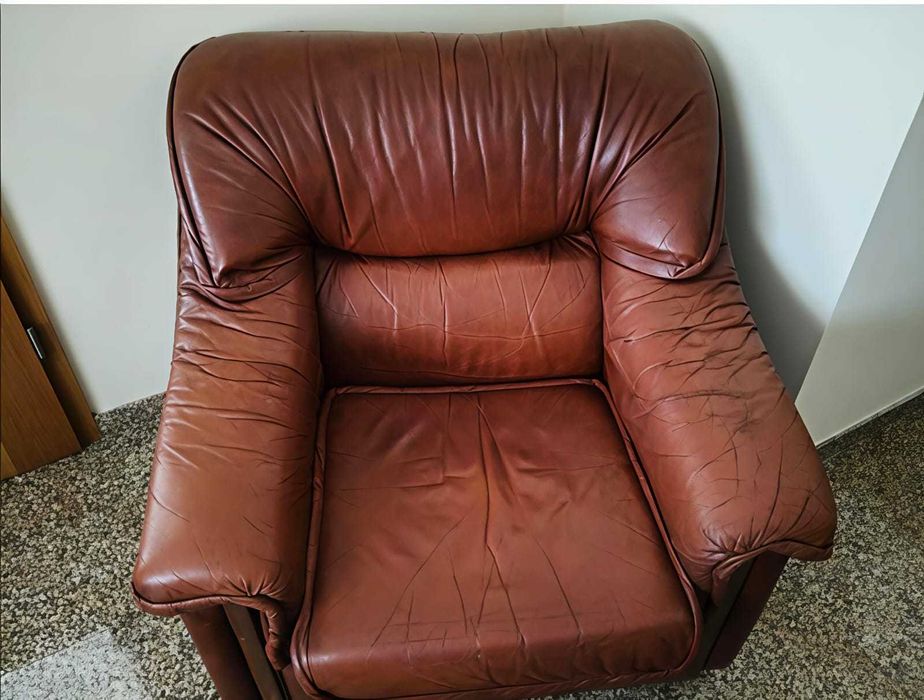Terno de Sofás em Pele | Sofá-Cama + 2 Cadeirões | 390 €