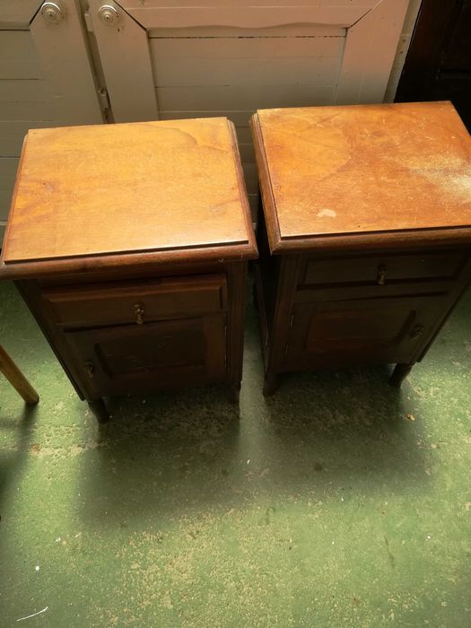 2 mesas de cabeceira em ótimo estado